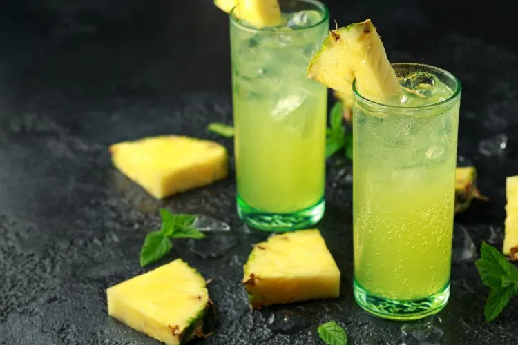 Zdjęcie Pyszne drinki z sokiem ananasowym i wódką, które musisz spróbować