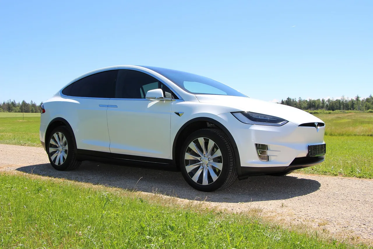 Zdjęcie Ile kosztuje Tesla Model X? Ceny i różnice między wersjami