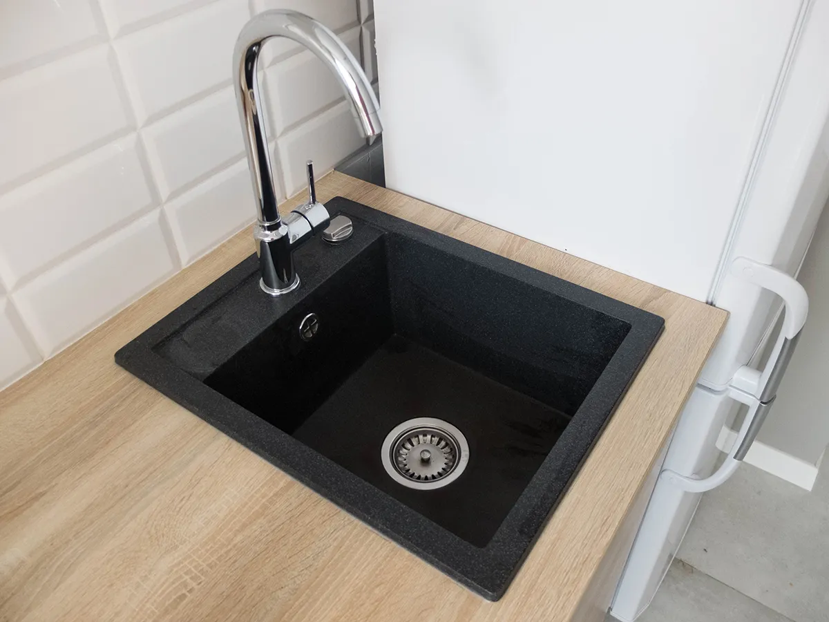 Zdjęcie Jak czyścić czarny zlew z kamienia, aby uniknąć trudnych plam