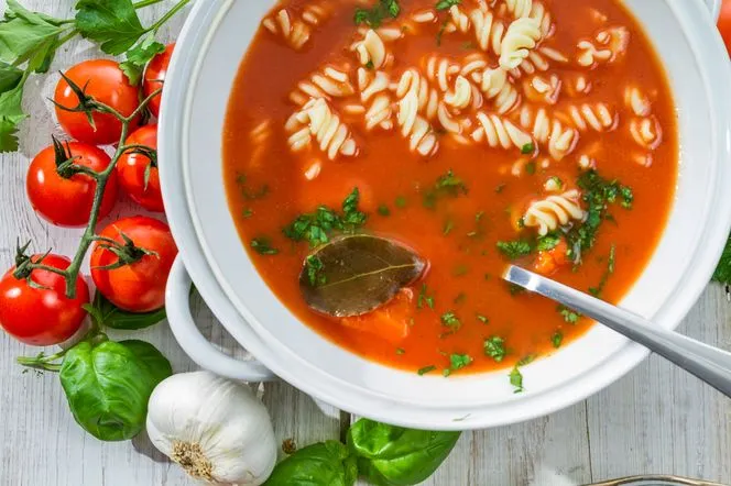 Zdjęcie Ile gotować zupę pomidorową, aby była idealnie smaczna i aromatyczna