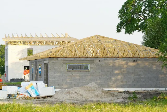 Zdjęcie Jaki cement do tynkowania? Wybierz najlepszy materiał do tynku