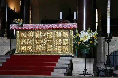 Zdjęcie Co znajduje się na ołtarzu w kościele? Odkryj ich ukryte znaczenie
