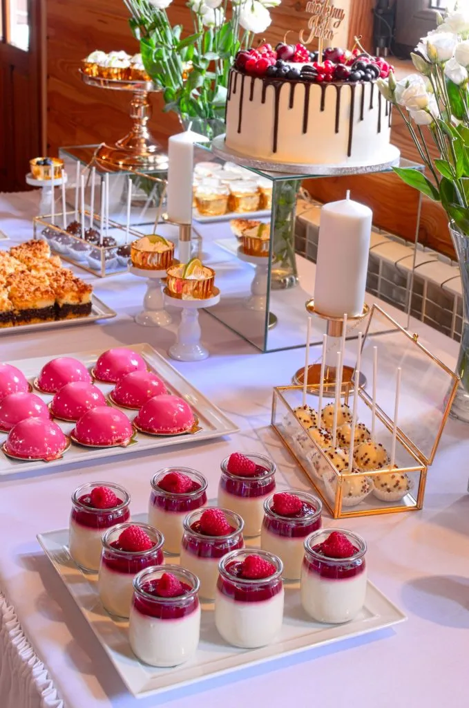 Zdjęcie Co na stół urodzinowy: 15 pomysłów na menu i dekoracje