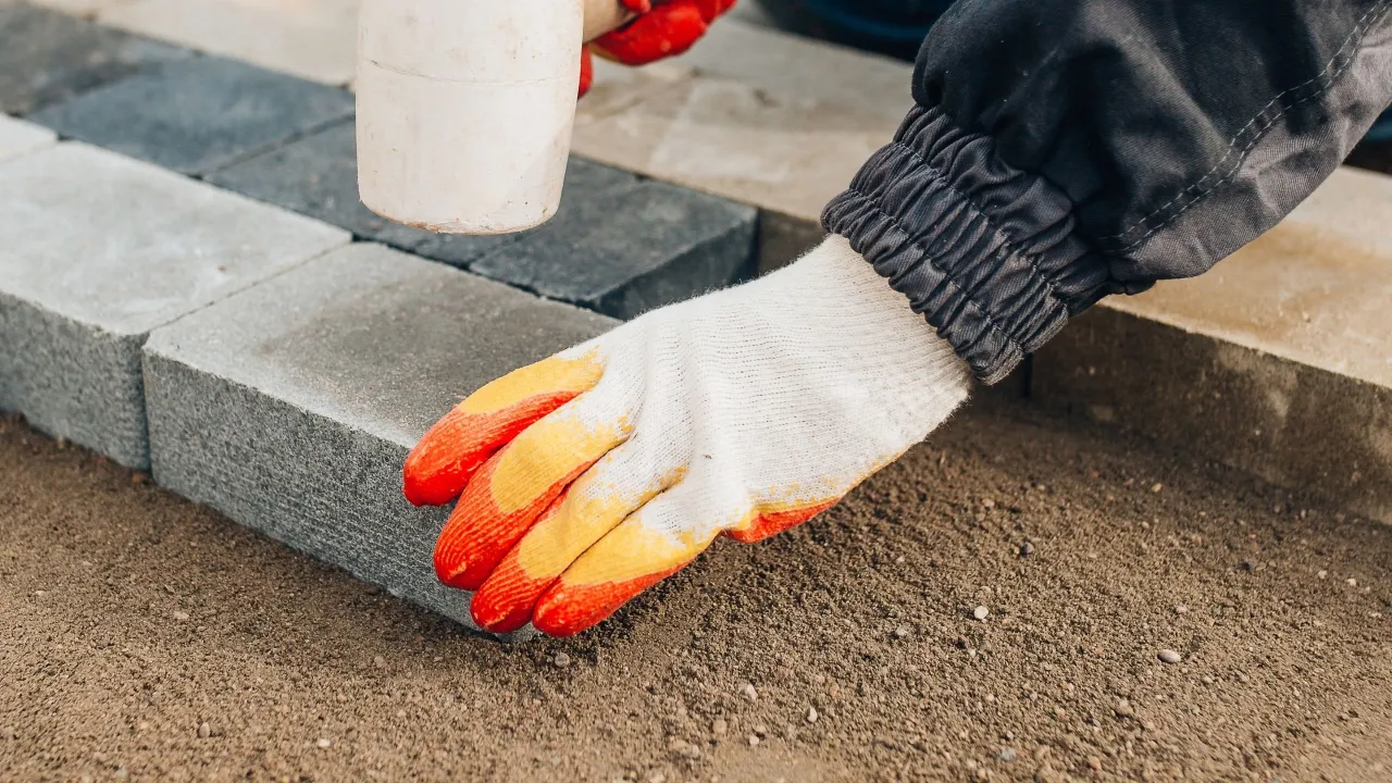 Zdjęcie Jak skutecznie przykleić kostkę brukową do betonu i uniknąć błędów