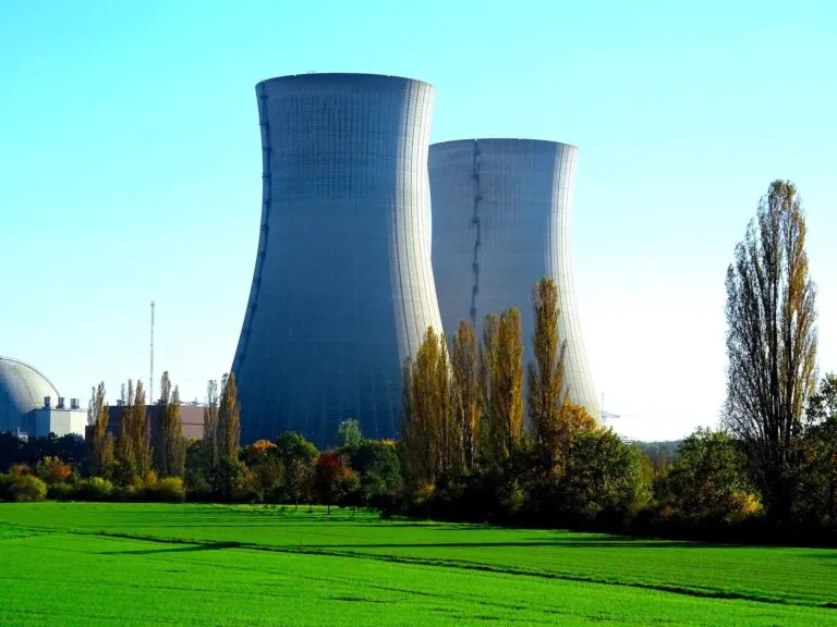 Zdjęcie Czy w Polsce powinna powstać elektrownia jądrowa? Opinie i kontrowersje