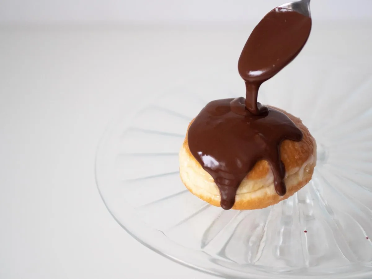 Zdjęcie Ile kalorii ma pączek z czekoladą? Sprawdź, jak wpływa na Twoją dietę!