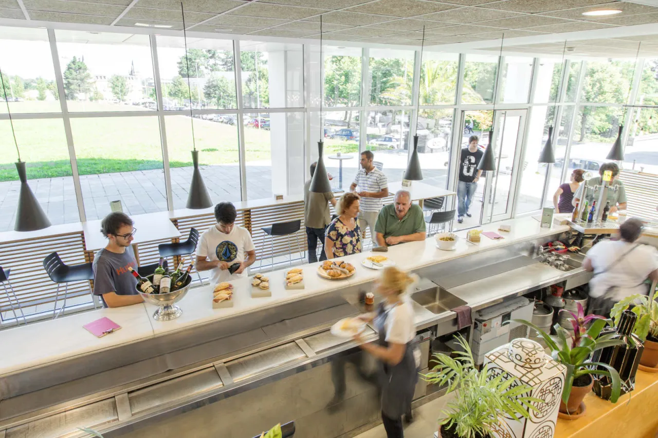 Zdjęcie Descubre BIZI: Men&uacute; del d&iacute;a excepcional y fusi&oacute;n en San Sebasti&aacute;n