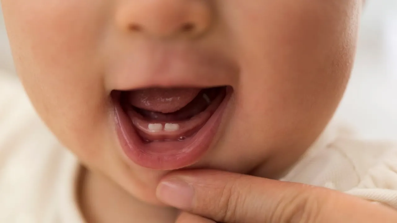 Zdjęcie Ząbkowanie piątek: objawy, kiedy się pojawiają i jak ulżyć dziecku