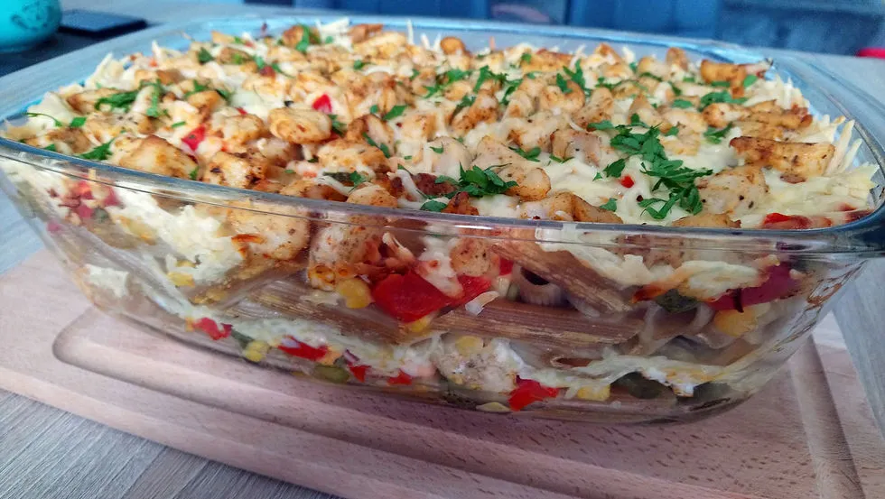 Zdjęcie Zapiekanka kebab z makaronem, kurczakiem i sosem czosnkowym