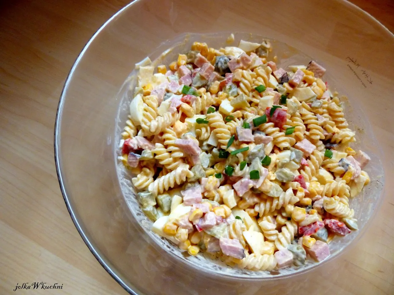 Zdjęcie Prosta sałatka z makaronem penne i szynką, która zachwyci smakiem
