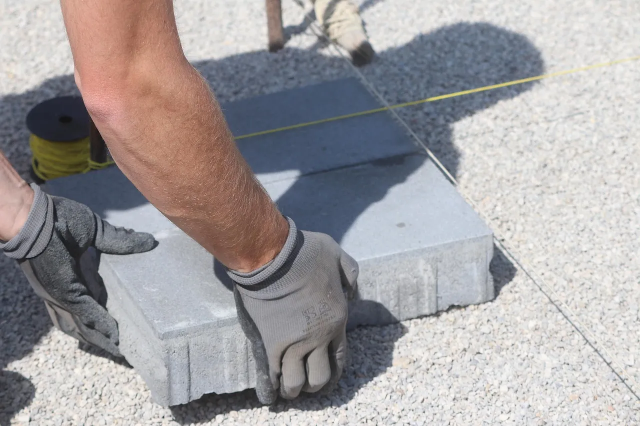 Zdjęcie Piasek czy żwir pod kostkę? Wybierz mądrze dla trwałej nawierzchni