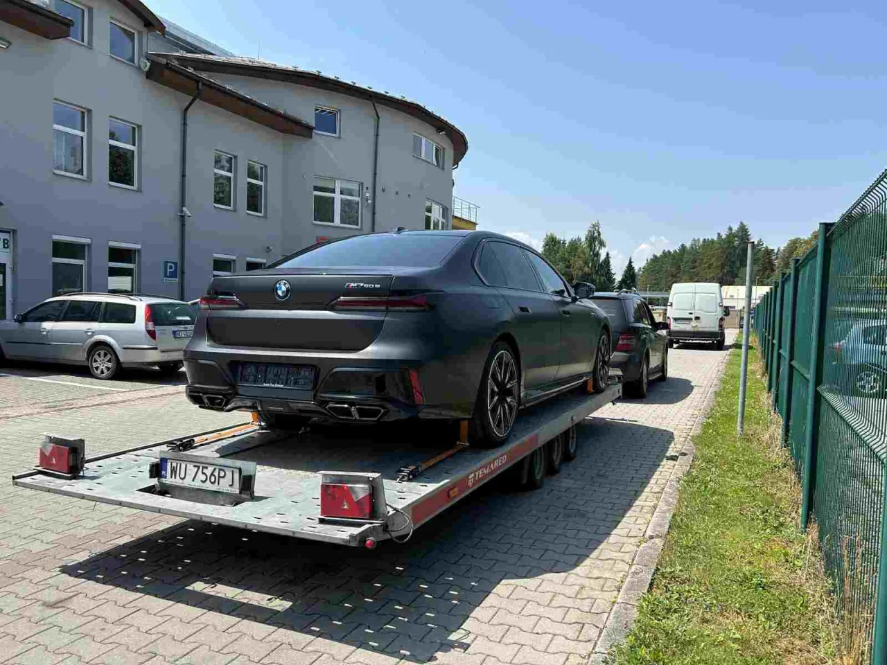 Zdjęcie Jak holować auto bez haka: praktyczne porady i bezpieczeństwo