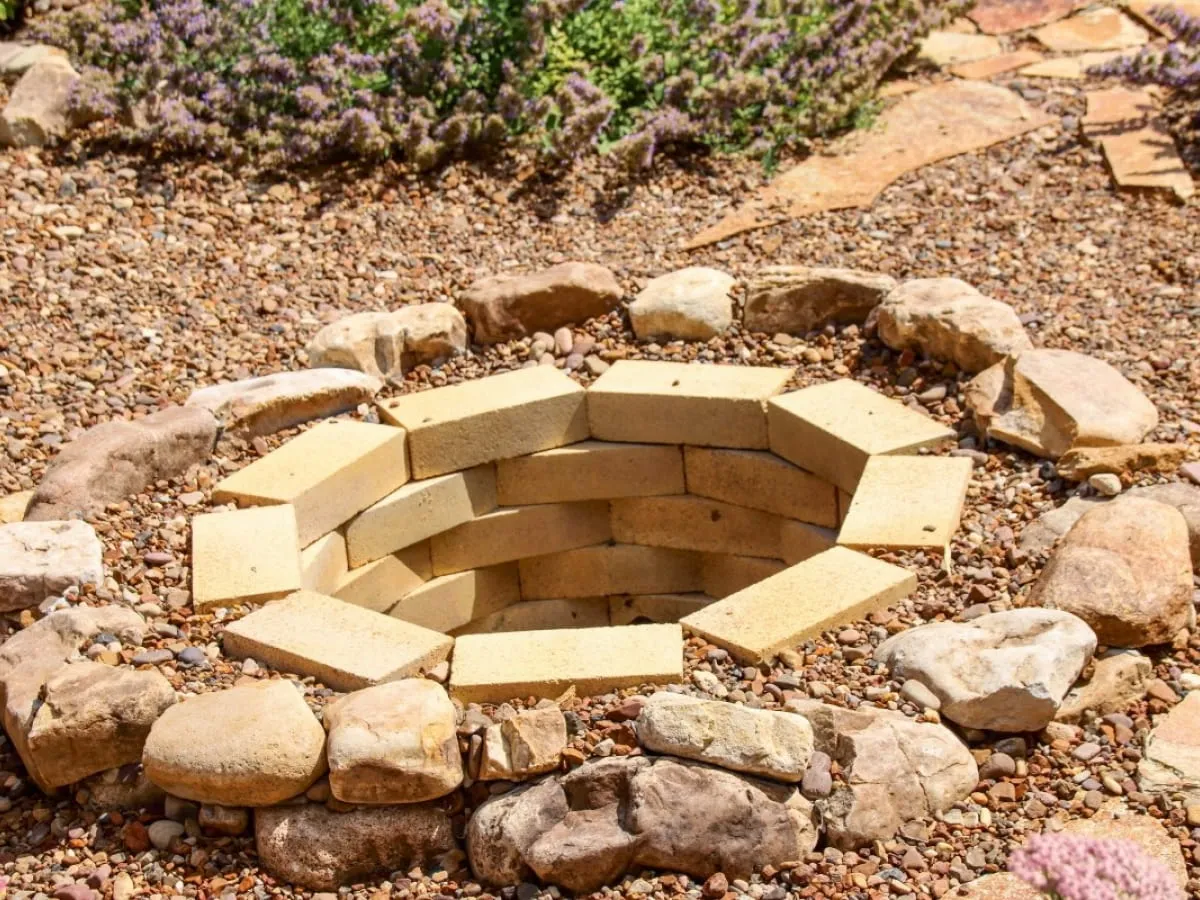 Zdjęcie Jak zrobić palenisko z cegieł - proste kroki i ważne wskazówki