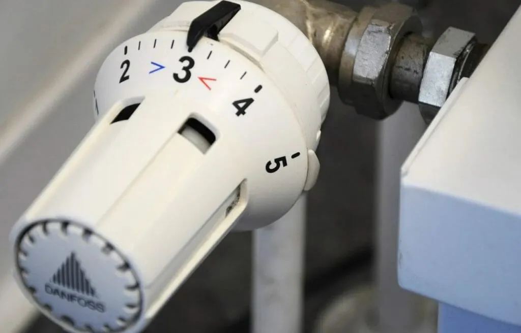 Zdjęcie Jaki termostat do grzejnika wybrać, aby zaoszczędzić energię?