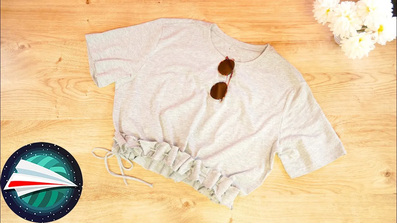 Zdjęcie Jak zrobić crop top z bluzki - proste kroki do modnej przemiany