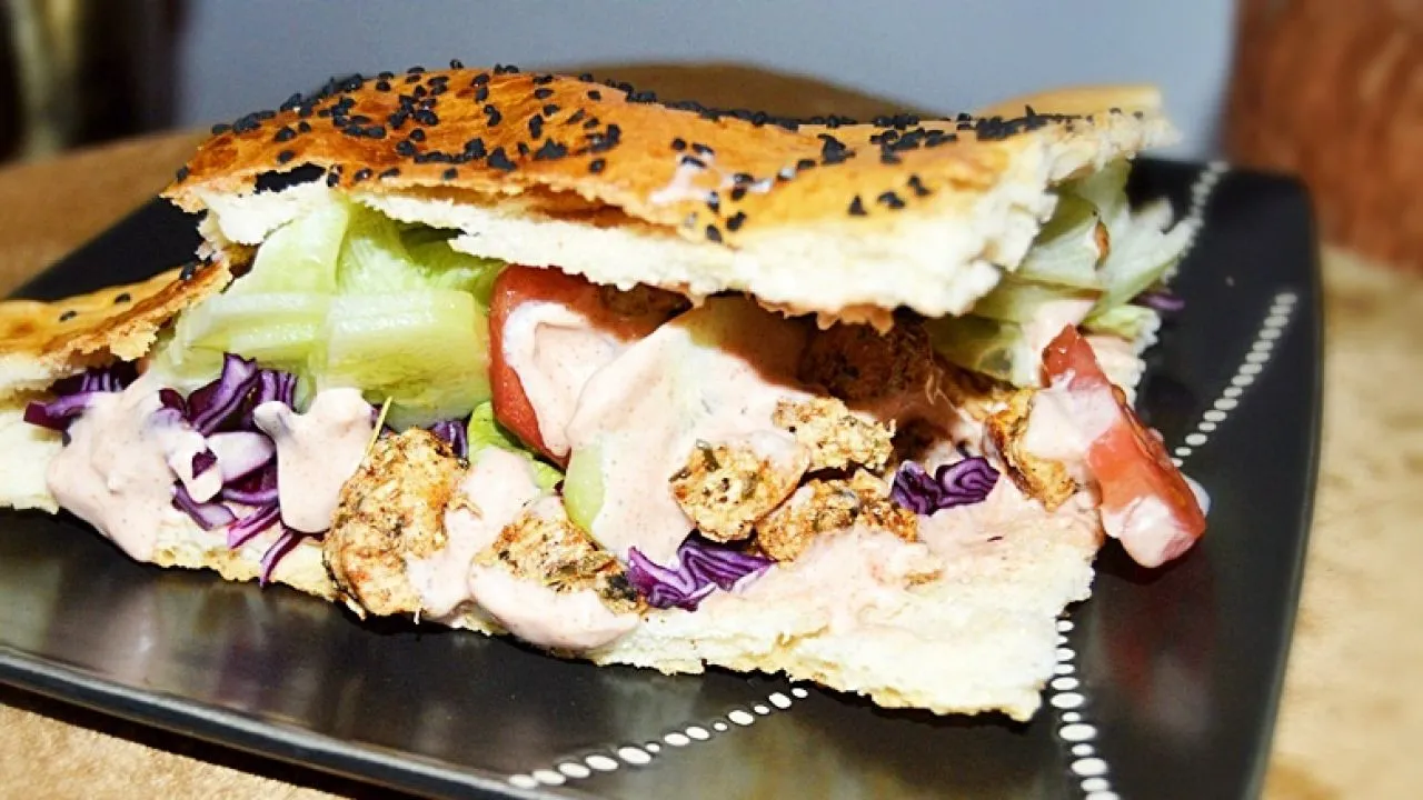 Zdjęcie Kebab w bułce czy tortilla – co jest lepsze? Porównanie smaku, kalorii i wygody
