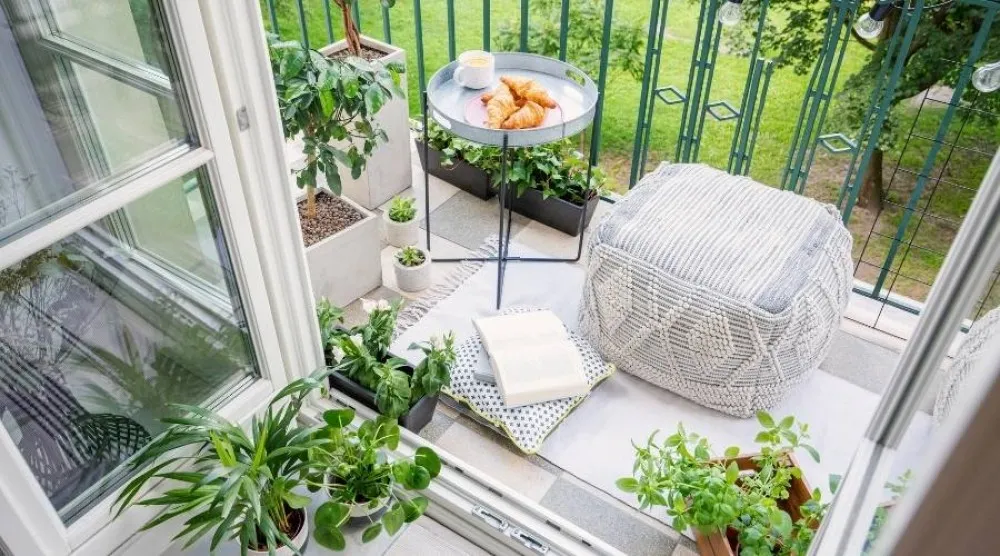 Zdjęcie Co na balkon w bloku? Praktyczne pomysły na przytulną przestrzeń