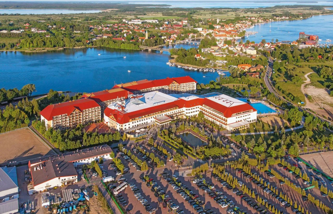 Zdjęcie Ile pokoi ma hotel Gołębiewski w Mikołajkach? Zaskakujące fakty!