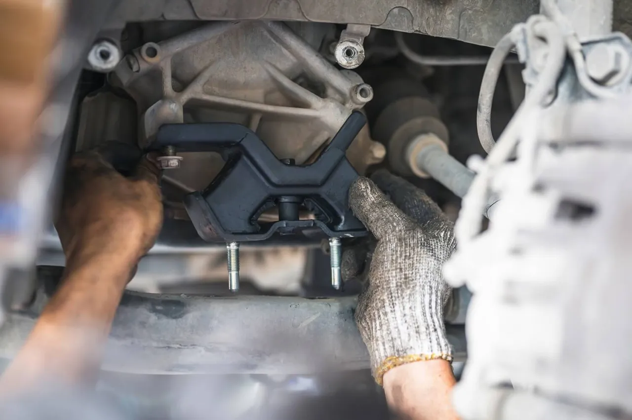 Zdjęcie Gdzie jest poduszka silnika? Odkryj jej lokalizację w Twoim aucie