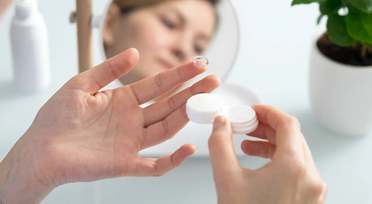 Zdjęcie Czy można nosić soczewki miesięczne dłużej? Ryzyko i fakty