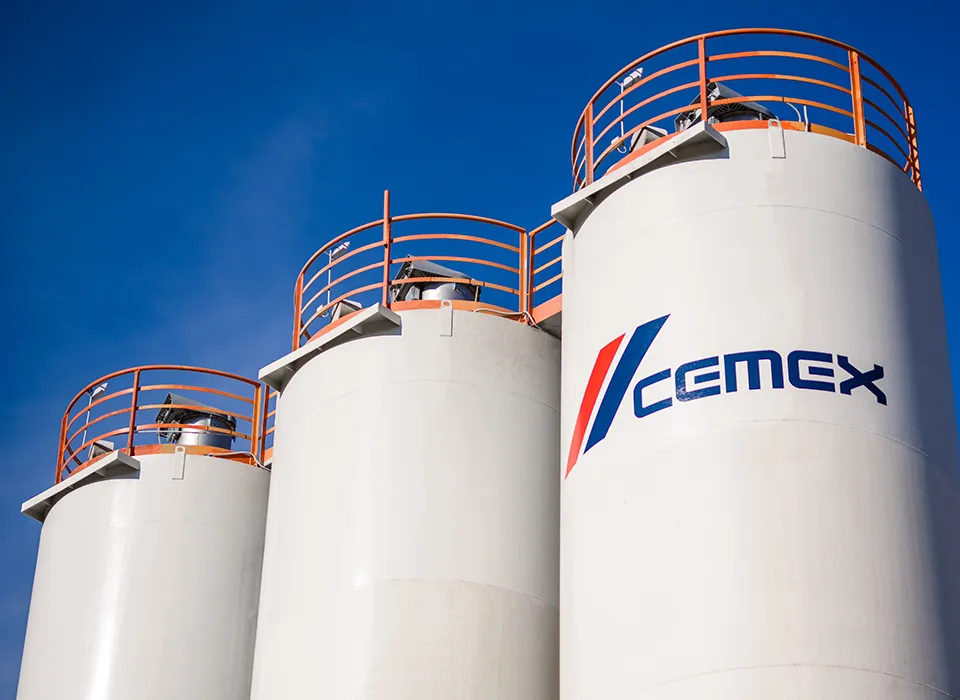 Zdjęcie Czy sam cement z wodą zwiąże? Odkryj, dlaczego to nie wystarczy