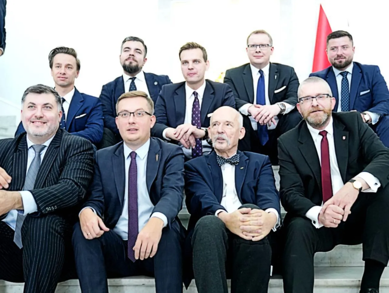 Zdjęcie Czy konfederacja popiera pis? Zaskakujące fakty o ich relacji