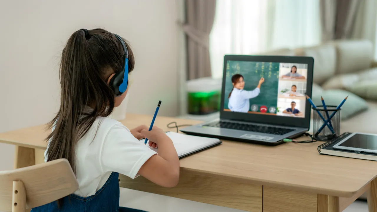 Zdjęcie Zdalne nauczanie w Polsce: Szokujące fakty, które musisz znać o edukacji online