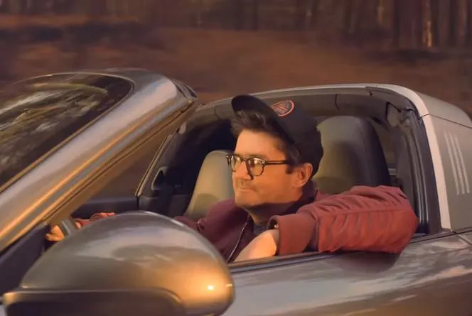 Zdjęcie Kto śpiewa w najnowszej reklamie Play? Zobacz gwiazdę za smartfonami