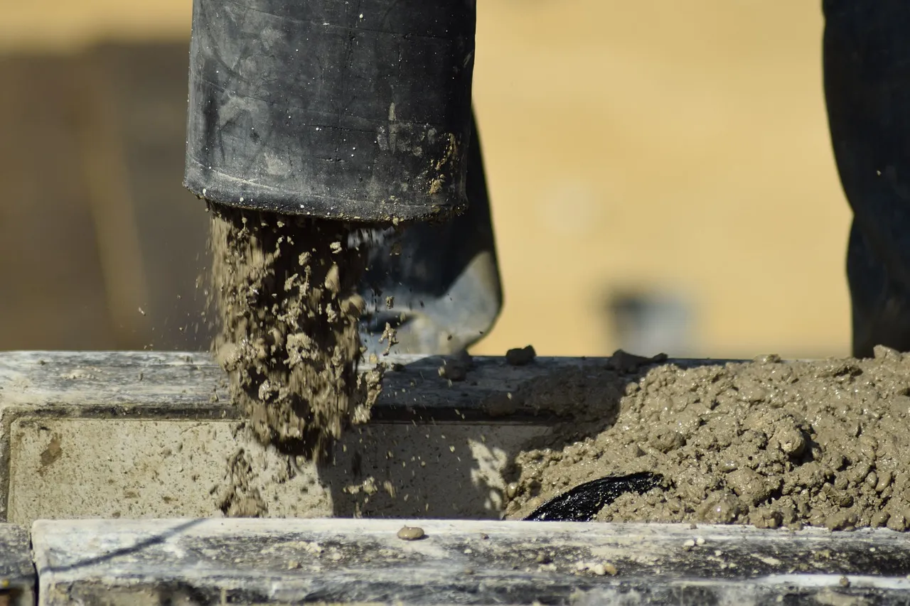 Zdjęcie Ile wiąże beton B25 na stropie? Kluczowe informacje o czasie i wytrzymałości