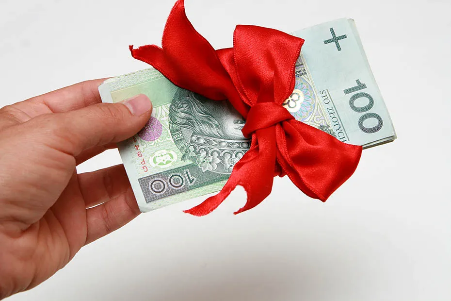 Zdjęcie Ile pieniędzy dają chrzestni na wesele? Odkryj zwyczaje i kwoty
