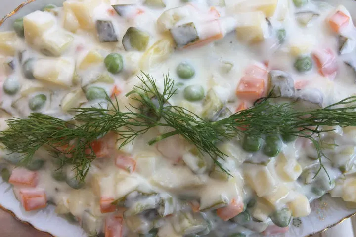 Zdjęcie Ile kalorii ma sałatka jarzynowa? Sprawdź i jedz bez wyrzut&oacute;w!