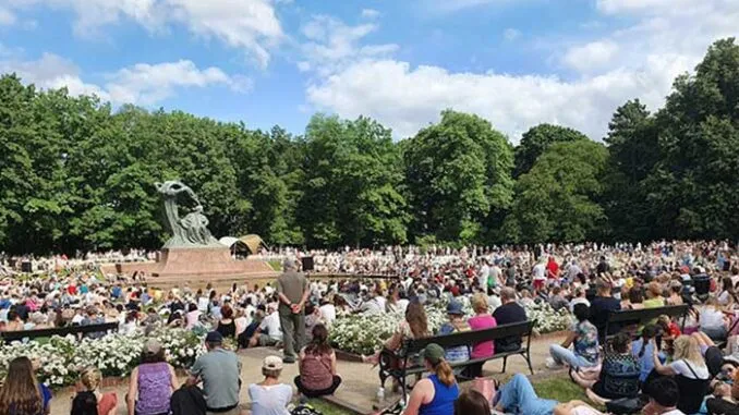 Zdjęcie Ile trwa koncert chopinowski w Łazienkach? Poznaj szczegóły recitali.