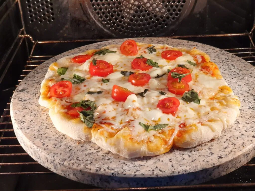 Zdjęcie Jak piec pizzę w piekarniku, aby uniknąć przypalonego ciasta?