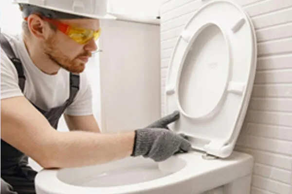 Zdjęcie Jak skutecznie skleić deskę sedesową i uniknąć kosztownej wymiany