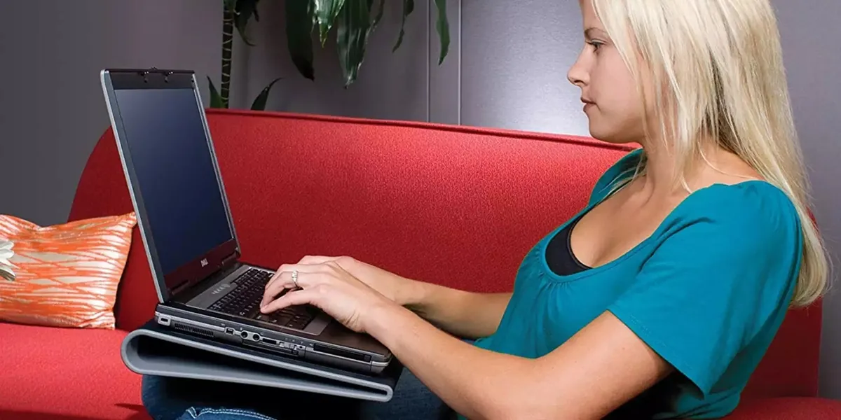 Zdjęcie Podkładka chłodząca pod laptopa – czy warto inwestować w komfort?