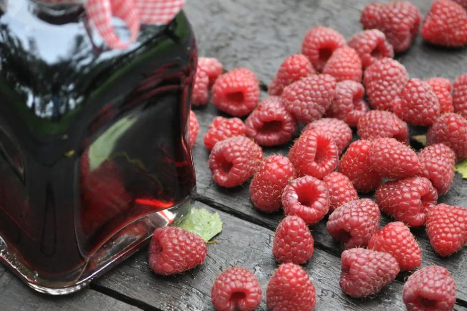 Zdjęcie Jak zrobić nalewkę malinową - prosty przepis na domowy trunek