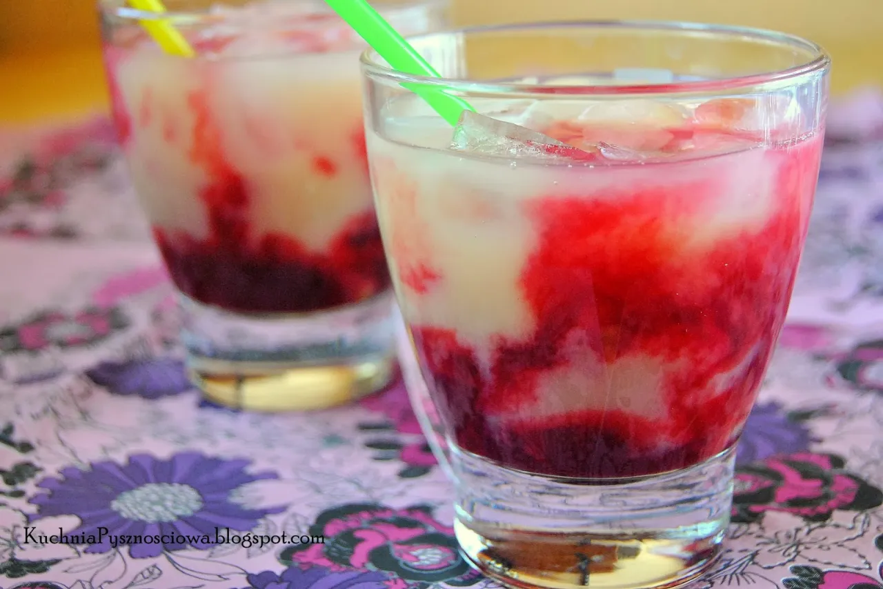 Zdjęcie Pyszny drink z sokiem bananowym i porzeczkowym - prosty przepis na orzeźwienie