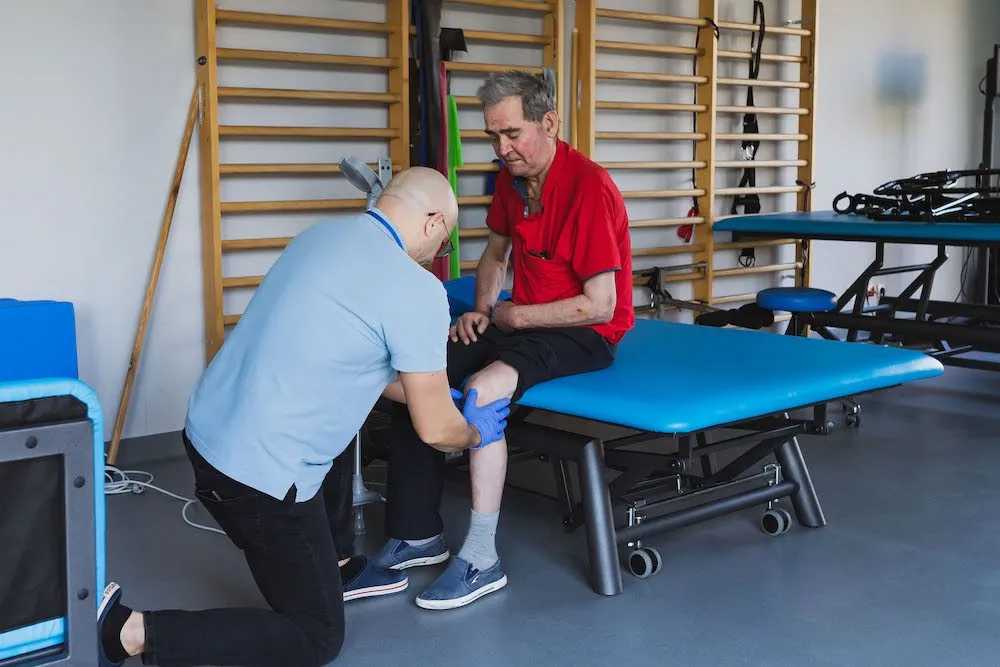 Zdjęcie Kiedy rehabilitacja po endoprotezie biodra? Czas i kluczowe etapy powrotu