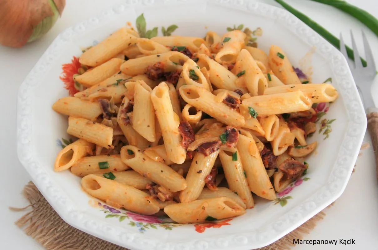 Zdjęcie Pyszny makaron penne z suszonymi pomidorami – proste przepisy na każdą okazję