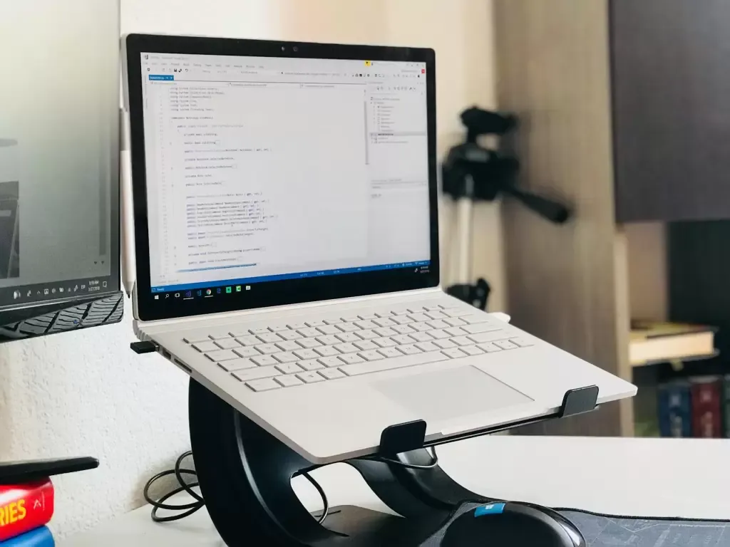 Zdjęcie Jaką podstawkę pod laptopa wybrać, aby uniknąć przegrzewania?