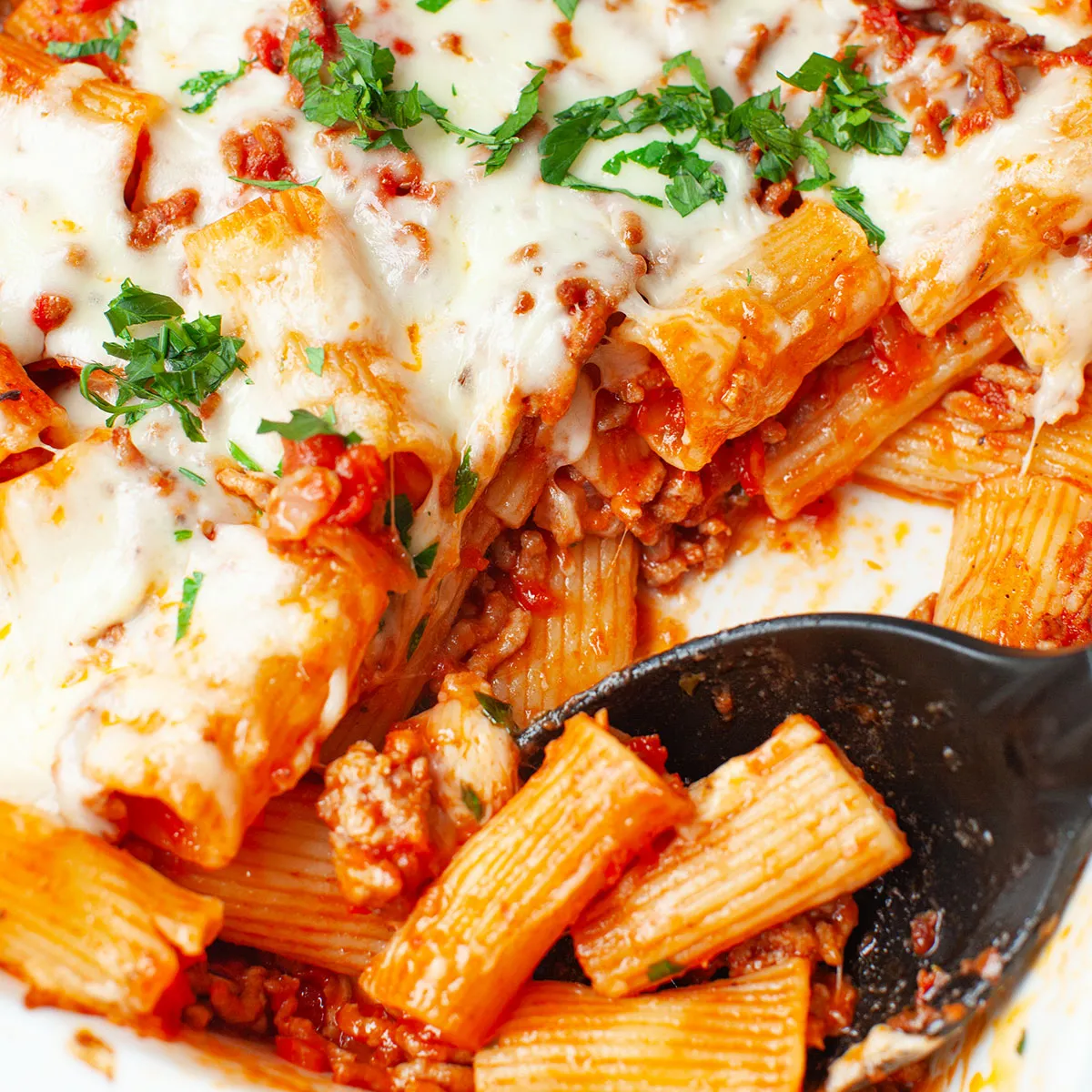 Zdjęcie Zapiekanka z makaronem spaghetti i mielonym mięsem, która zachwyca smakiem