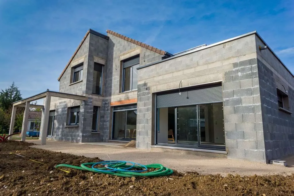 Zdjęcie Ile kosztuje zbudowanie domu 120 m²? Poznaj ukryte wydatki i oszczędności