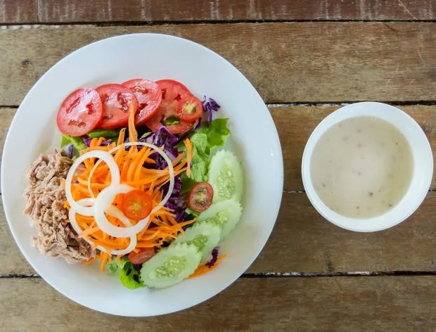 Zdjęcie Jaką sałatkę do pstrąga wybrać, aby podkreślić jego smak?