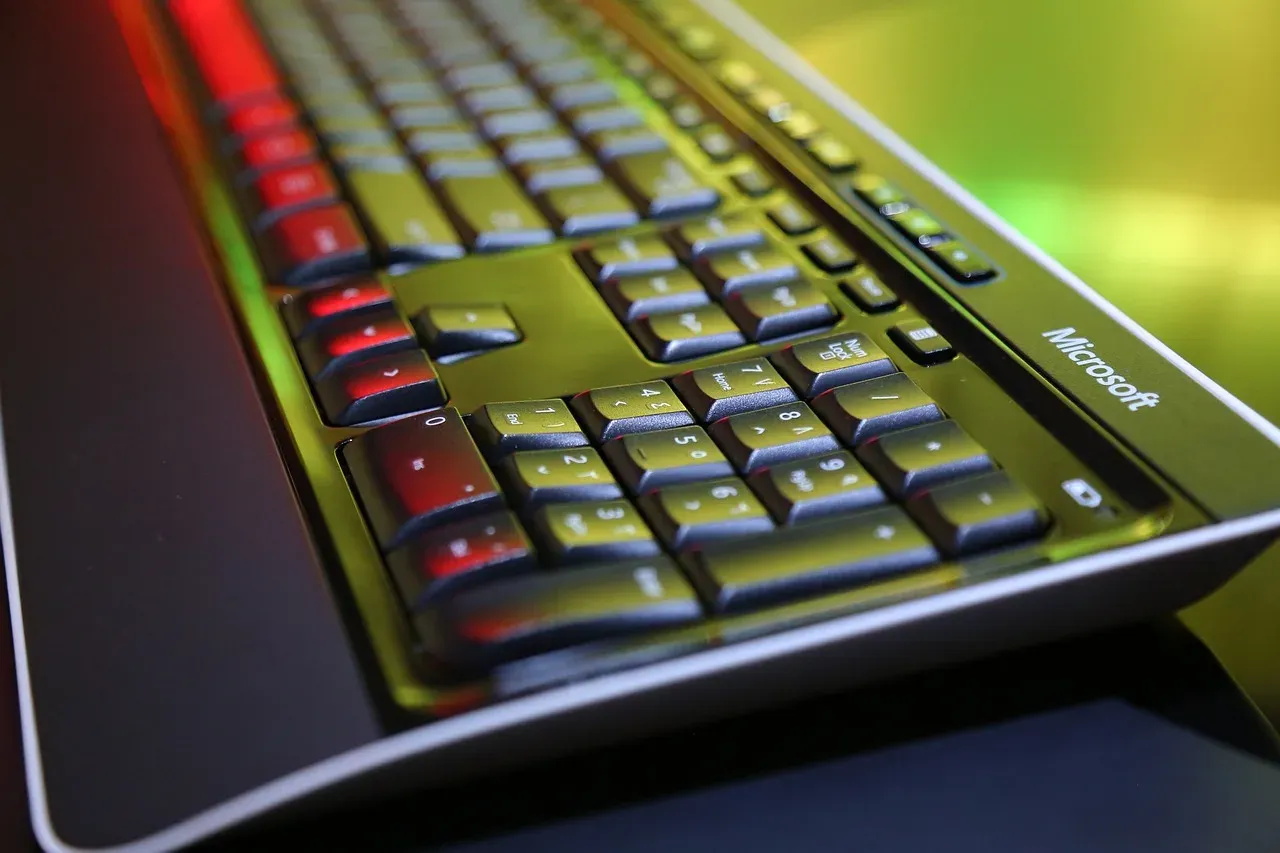 Zdjęcie Jak podłączyć klawiaturę do laptopa - Kompletny przewodnik krok po kroku