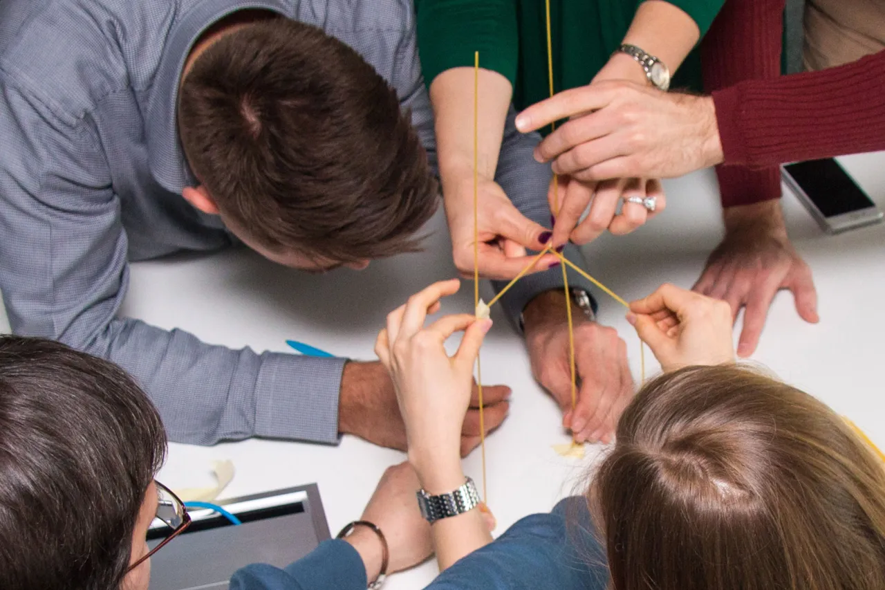 Zdjęcie Jak zbudować wieżę z makaronu spaghetti - sprawdzone techniki i porady