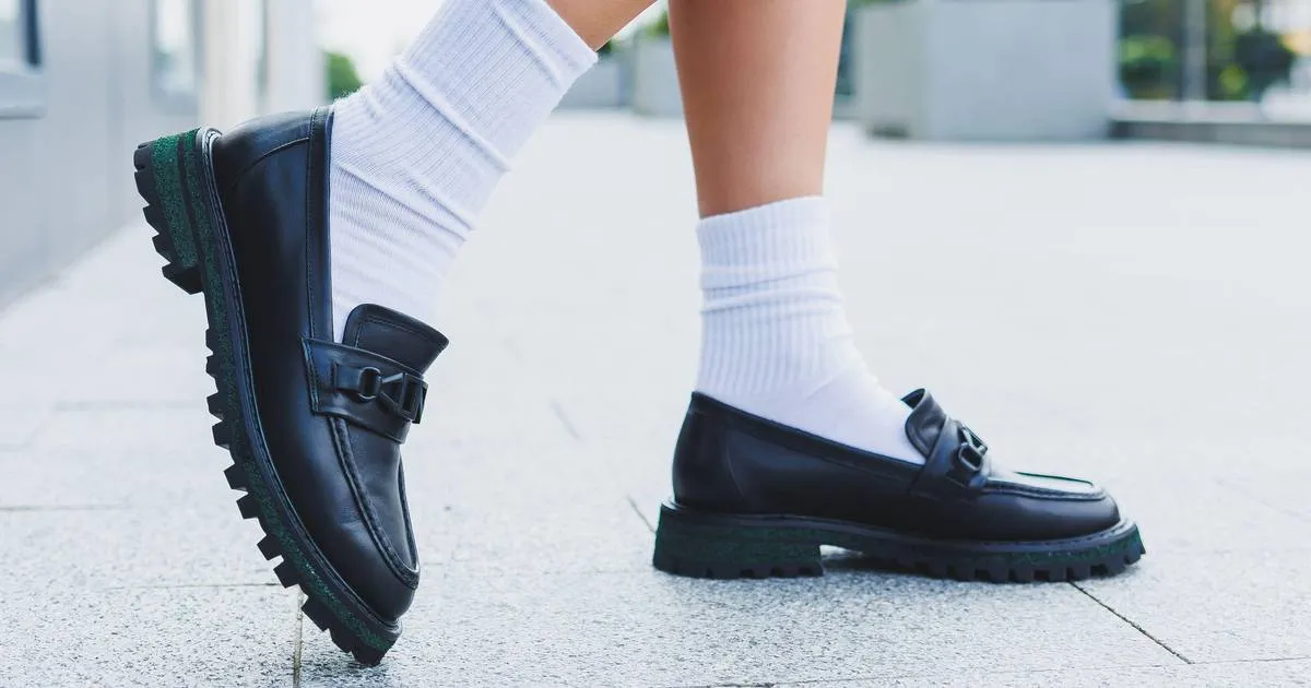 Zdjęcie Białe skarpetki i czarne buty: Trend czy faux pas? Sprawdź zasady!