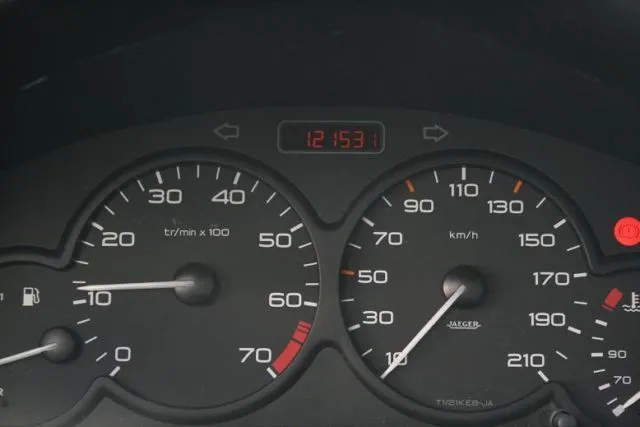 Zdjęcie Co oznaczają kontrolki Peugeot 206? Poznajmy 7 najgroźniejszych