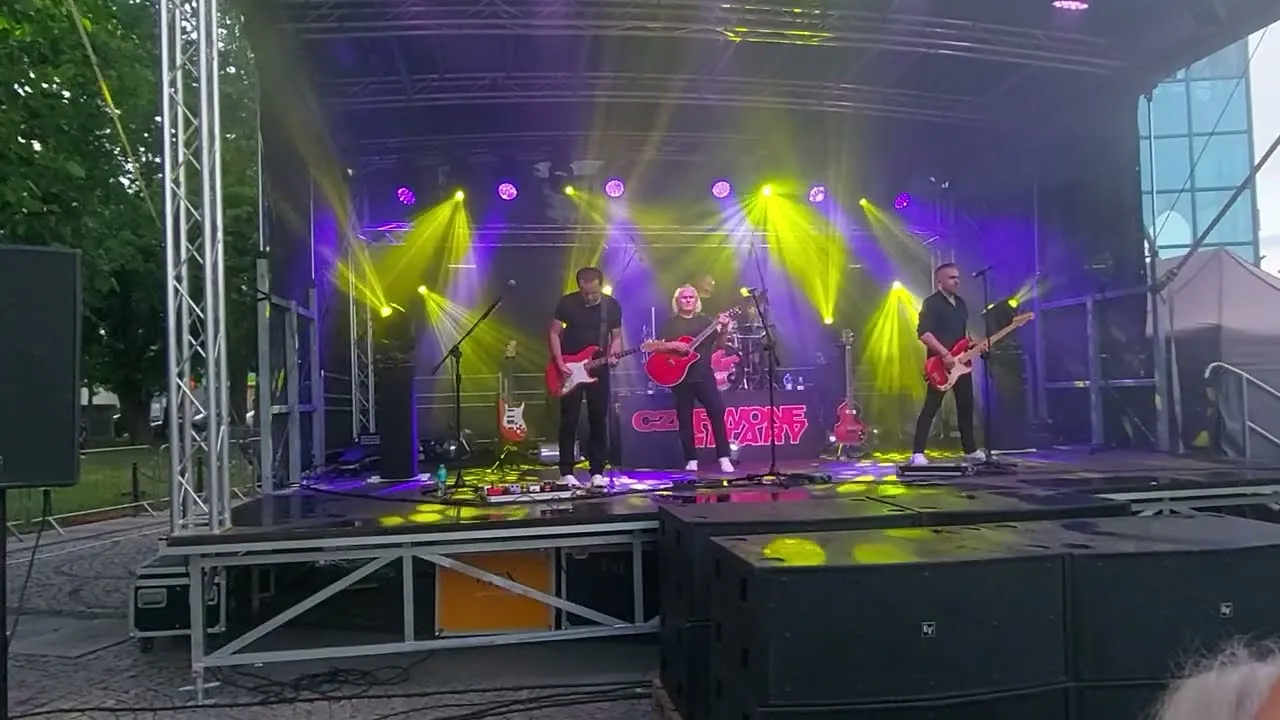 Zdjęcie Ile trwa koncert Czerwonych Gitar? Odkryj sekrety wydarzenia!