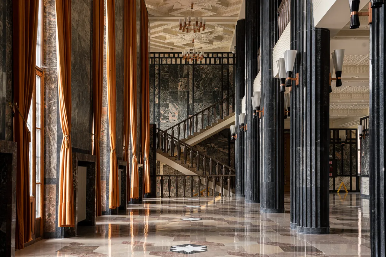 Zdjęcie Jakie style w architekturze są typowe dla okresu pozytywizmu? Odkryj ich tajemnice