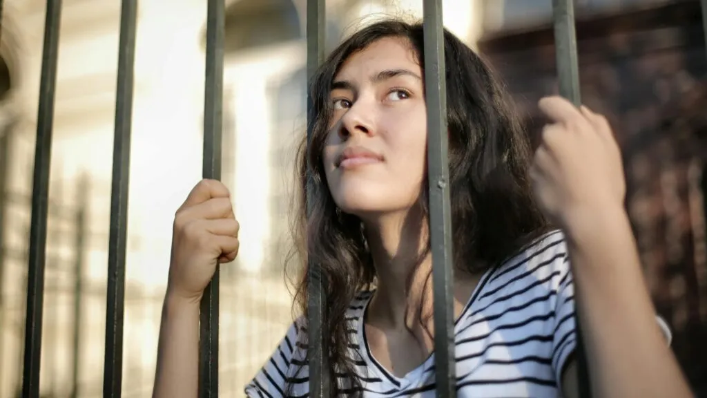 Zdjęcie Wykroczenia nieletnich: jakie są konsekwencje prawne dla młodzieży?